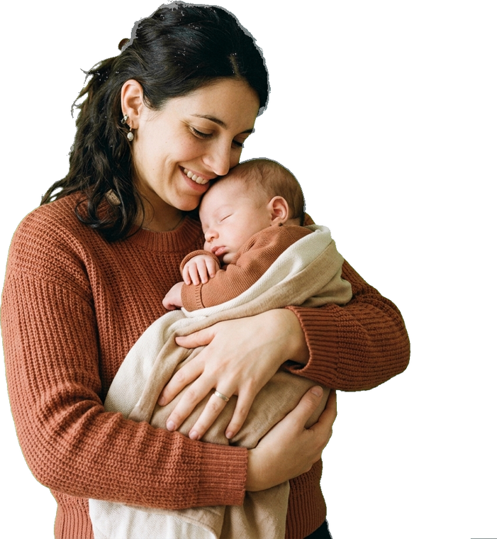 Mamma che tiene in braccio il suo bambino