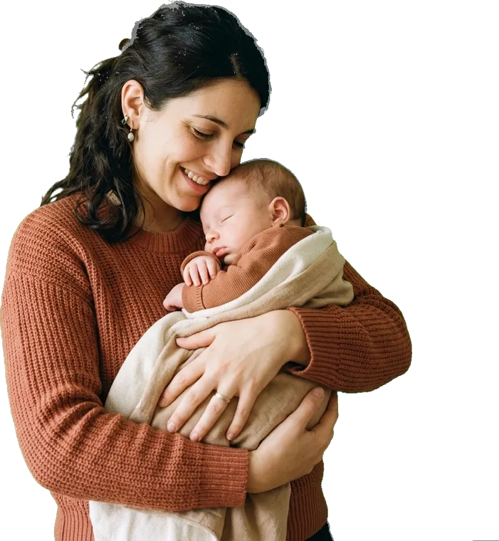 Mamma che tiene in braccio il suo bambino